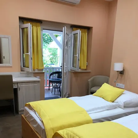 Гостевой дом Szem-s Ueduelo Es Lakopark A Szem-s Vendeghaz Uj Neve 4*